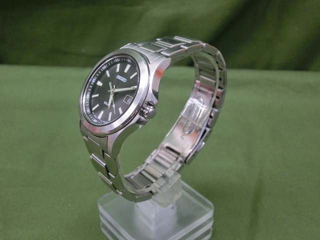 【美品】セイコー ソーラー デイト SS 黒文字盤 QZ クォーツ メンズ 腕時計 V147-0AR0