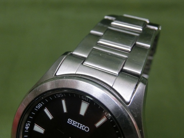 【美品】セイコー ソーラー デイト SS 黒文字盤 QZ クォーツ メンズ 腕時計 V147-0AR0