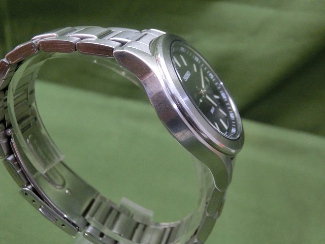 【美品】セイコー ソーラー デイト SS 黒文字盤 QZ クォーツ メンズ 腕時計 V147-0AR0