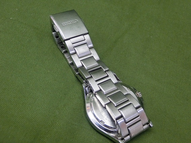 【美品】セイコー ソーラー デイト SS 黒文字盤 QZ クォーツ メンズ 腕時計 V147-0AR0